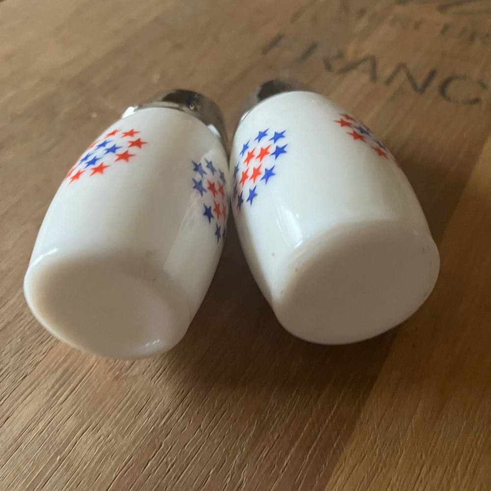Gemco Salt and pepper shakers. set of two. Red and blue stars. chrome style top - Picture 4 of 6
